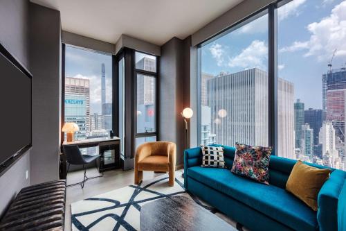 Suite con cama extragrande y vistas al perfil urbano del hotel Tempo By Hilton New York Times Square. Foto 3