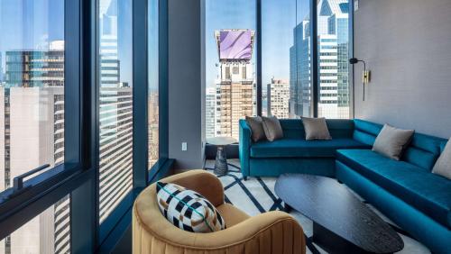 Suite con cama extragrande y vistas al perfil urbano del hotel Tempo By Hilton New York Times Square. Foto 7