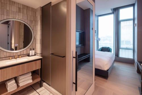 Suite con vistas al perfil urbano - 1 cama extragrande - Adaptada para personas con discapacidad auditiva del hotel Tempo By Hilton New York Times Square. Foto 8