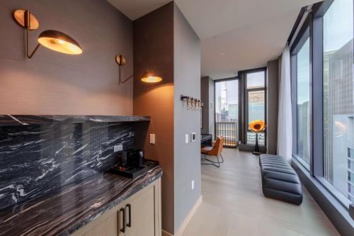 Suite con vistas al perfil urbano - 1 cama extragrande - Adaptada para personas con discapacidad auditiva del hotel Tempo By Hilton New York Times Square. Foto 12