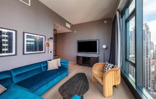 Suite Esquinera con vistas panorámica a la plaza - 1 cama extragrande del hotel Tempo By Hilton New York Times Square. Foto 5