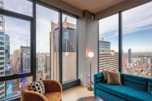 Suite Esquinera con vistas panorámica a la plaza - 1 cama extragrande del hotel Tempo By Hilton New York Times Square. Foto 6