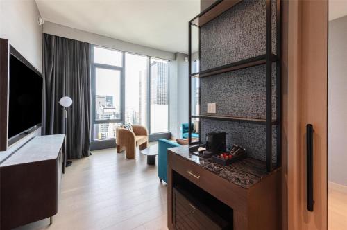 Suite Esquinera con vistas panorámica a la plaza - 1 cama extragrande del hotel Tempo By Hilton New York Times Square. Foto 7