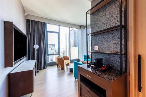 Suite Esquinera con vistas panorámica a la plaza - 1 cama extragrande del hotel Tempo By Hilton New York Times Square. Foto 8