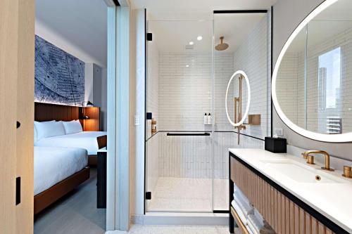 Habitación con 2 camas grandes y vistas a la ciudad - Adaptada para personas con discapacidad auditiva del hotel Tempo By Hilton New York Times Square