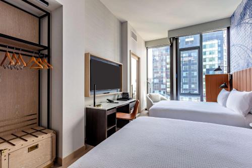 Habitación - 2 camas grandes - Adaptada para personas con discapacidad auditiva del hotel Tempo By Hilton New York Times Square. Foto 1