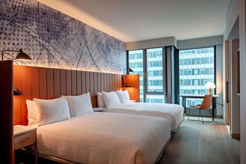 Habitación - 2 camas grandes - Adaptada para personas con discapacidad auditiva del hotel Tempo By Hilton New York Times Square. Foto 4