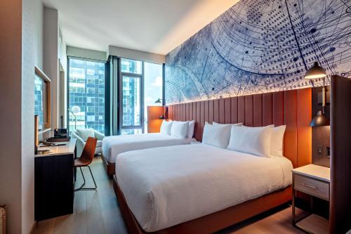 Habitación - 2 camas grandes - Adaptada para personas con discapacidad auditiva del hotel Tempo By Hilton New York Times Square. Foto 6