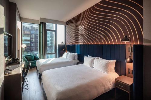 Habitación Deluxe con vistas al perfil urbano - 2 camas grandes - Adaptada para personas con discapacidad auditiva del hotel Tempo By Hilton New York Times Square. Foto 10