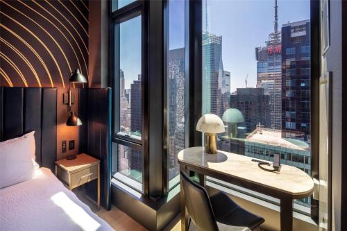 Habitación Deluxe con vistas al perfil urbano - 2 camas grandes - Adaptada para personas con discapacidad auditiva del hotel Tempo By Hilton New York Times Square. Foto 11