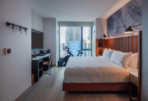 Habitación Wellness con bicicleta Peloton y vistas a la plaza - 1 cama extragrande del hotel Tempo By Hilton New York Times Square