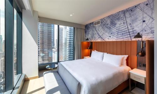 Habitación Esquinera con vistas a la plaza - 1 cama extragrande del hotel Tempo By Hilton New York Times Square. Foto 7