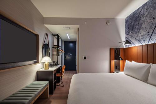 Habitación con ducha accesible en silla de ruedas - 1 cama extragrande del hotel Tempo By Hilton New York Times Square. Foto 1