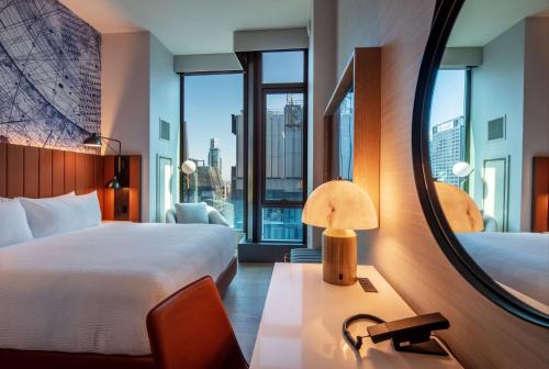 Habitación con ducha accesible en silla de ruedas - 1 cama extragrande del hotel Tempo By Hilton New York Times Square. Foto 3