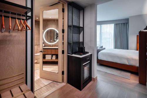 Habitación Esquinera Panorámica con vistas a la plaza - 1 cama extragrande - Adaptada para personas con discapacidad auditiva del hotel Tempo By Hilton New York Times Square. Foto 1