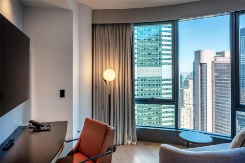 Habitación Esquinera Panorámica con vistas a la plaza - 1 cama extragrande - Adaptada para personas con discapacidad auditiva del hotel Tempo By Hilton New York Times Square. Foto 4