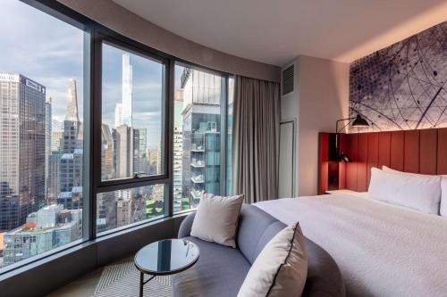 Suite Panorámica Esquinera con vistas a la plaza - 1 cama extragrande del hotel Tempo By Hilton New York Times Square. Foto 3
