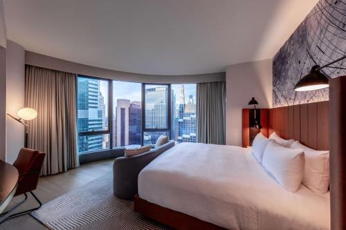 Suite Panorámica Esquinera con vistas a la plaza - 1 cama extragrande del hotel Tempo By Hilton New York Times Square. Foto 4