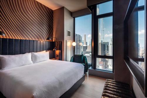 Suite Esquinera con vistas panorámica a la plaza - 1 cama extragrande del hotel Tempo By Hilton New York Times Square