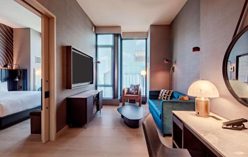 Suite con cama extragrande y vistas al perfil urbano del hotel Tempo By Hilton New York Times Square. Foto 5