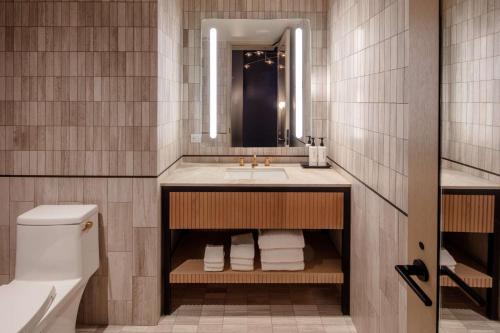 Suite con vistas al perfil urbano - 1 cama extragrande - Adaptada para personas con discapacidad auditiva del hotel Tempo By Hilton New York Times Square. Foto 9