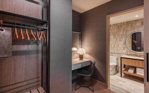 Suite con vistas al perfil urbano - 1 cama extragrande - Adaptada para personas con discapacidad auditiva del hotel Tempo By Hilton New York Times Square. Foto 11