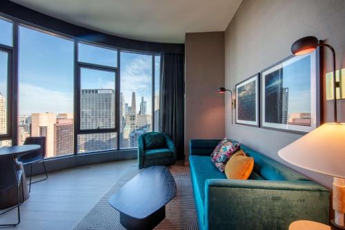 Suite Esquinera con ducha accesible en silla de ruedas y vistas a la plaza - 1 cama extragrande - Adaptada para personas con movilidad reducida del hotel Tempo By Hilton New York Times Square. Foto 1