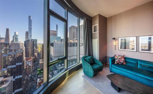 Suite Esquinera con ducha accesible en silla de ruedas y vistas a la plaza - 1 cama extragrande - Adaptada para personas con movilidad reducida del hotel Tempo By Hilton New York Times Square. Foto 4