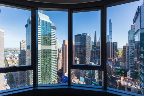 Alojamiento Esquinero Panorámico de 2 habitaciones con vistas a la plaza - Camas extragrandes - No fumadores del hotel Tempo By Hilton New York Times Square. Foto 5