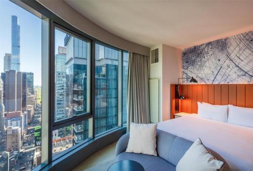 Alojamiento Esquinero Panorámico de 2 habitaciones con vistas a la plaza - Camas extragrandes - No fumadores del hotel Tempo By Hilton New York Times Square. Foto 6