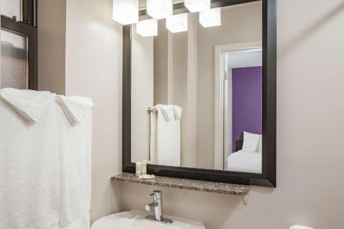 Habitación Executive King - No fumadores del hotel La Quinta by Wyndham New York City Central Park. Foto 1