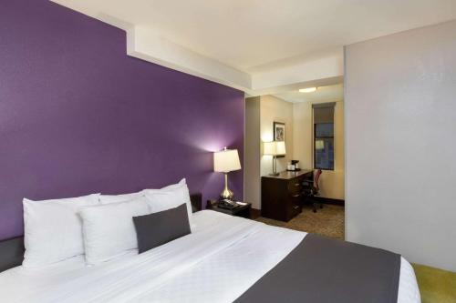 Habitación Executive King - No fumadores del hotel La Quinta by Wyndham New York City Central Park. Foto 3