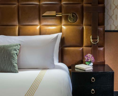 Habitación con cama extragrande y bañera adaptada - Adaptada para personas de movilidad reducida del hotel Gild Hall, A Thompson. Foto 6