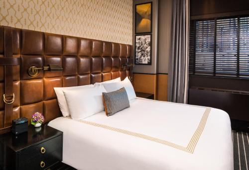 Habitación Deluxe con cama extragrande del hotel Gild Hall, A Thompson. Foto 10
