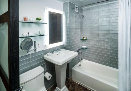 Habitación con cama extragrande y bañera adaptada - Adaptada para personas de movilidad reducida del hotel Gild Hall, A Thompson