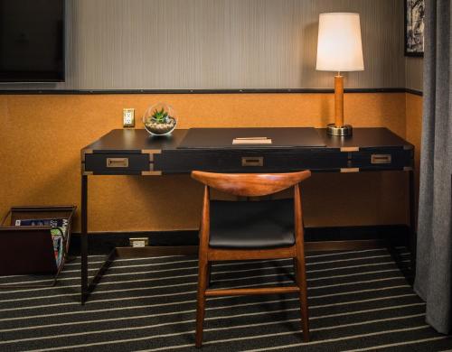 Habitación con cama extragrande y bañera adaptada - Adaptada para personas de movilidad reducida del hotel Gild Hall, A Thompson. Foto 4