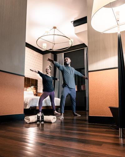 Habitación con cama extragrande y bañera adaptada - Adaptada para personas de movilidad reducida del hotel Gild Hall, A Thompson. Foto 10