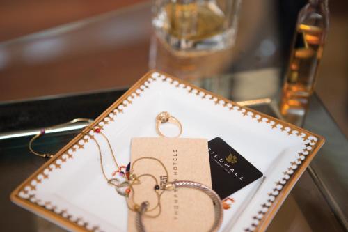 Habitación con cama extragrande. del hotel Gild Hall, A Thompson. Foto 7