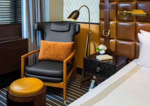 Habitación Deluxe con cama extragrande del hotel Gild Hall, A Thompson. Foto 1