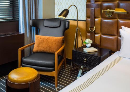 Habitación Deluxe con cama extragrande del hotel Gild Hall, A Thompson. Foto 2