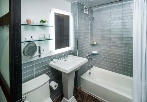 Habitación Deluxe con cama extragrande del hotel Gild Hall, A Thompson. Foto 3