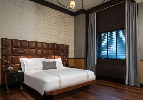 Suite con cama extragrande del hotel Gild Hall, A Thompson. Foto 2