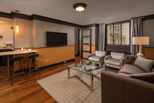 Suite con cama extragrande del hotel Gild Hall, A Thompson. Foto 3