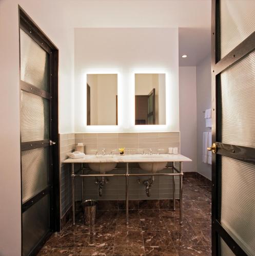 Suite con cama extragrande del hotel Gild Hall, A Thompson. Foto 4