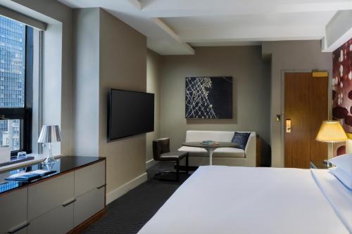 Habitación Deluxe con cama extragrande del hotel Hyatt Grand Central New York. Foto 1