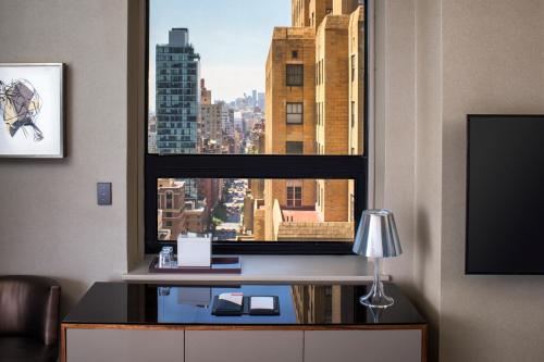 Habitación con cama extragrande y vistas a la ciudad del hotel Hyatt Grand Central New York. Foto 1