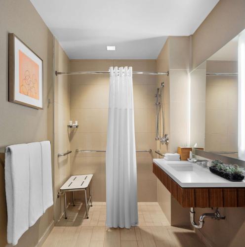 Habitación con cama extragrande y ducha a ras de suelo - Adaptada para personas con movilidad reducida del hotel Hyatt Grand Central New York. Foto 2