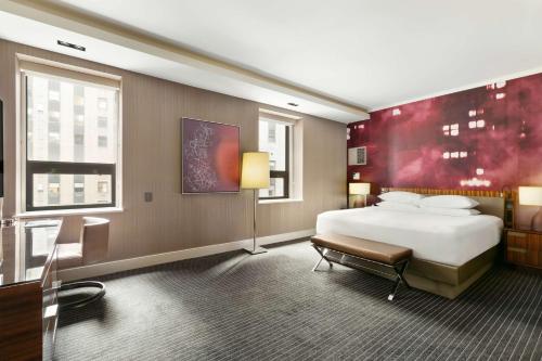 Habitación con cama extragrande y bañera adaptada - Adaptada para personas de movilidad reducida del hotel Hyatt Grand Central New York. Foto 1