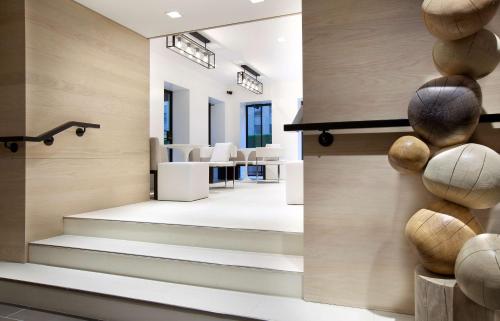 Habitación Commodore con cama extragrande y acceso al salón del hotel Hyatt Grand Central New York. Foto 3