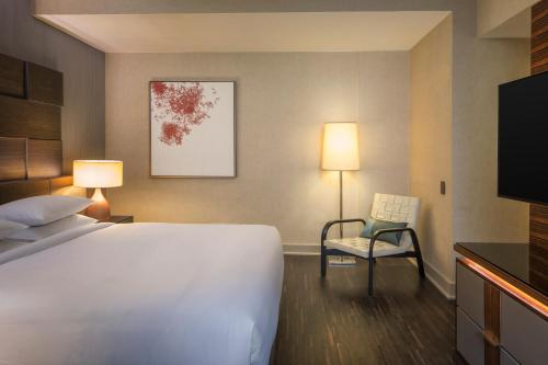 Habitación con cama grande y bañera - Adaptada para personas de movilidad reducida del hotel Hyatt Grand Central New York. Foto 2
